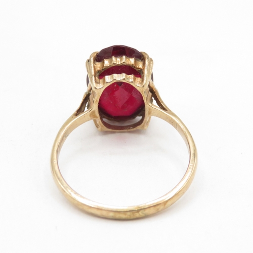 126 - 9ct gold large oval synthetic ruby ring (3.4g) size P