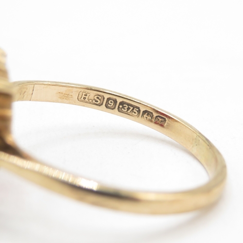 126 - 9ct gold large oval synthetic ruby ring (3.4g) size P