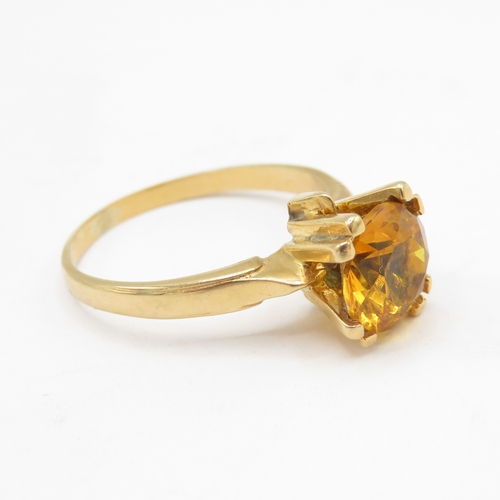 13 - 18ct gold yellow sapphire solitaire ring (4g)