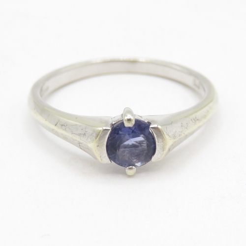 149 - 9ct white gold purple gemstone ring (2g) size N