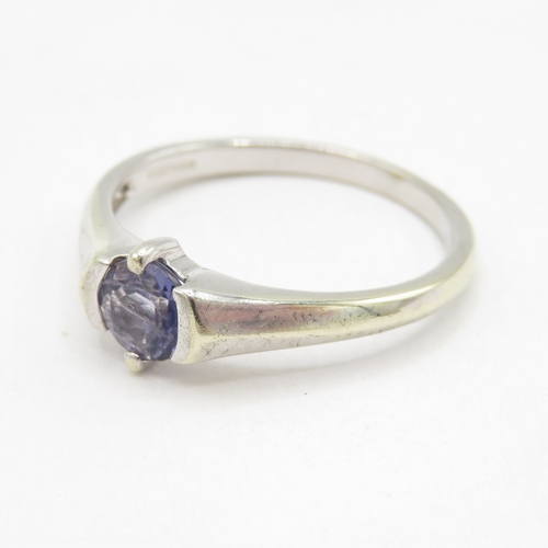 149 - 9ct white gold purple gemstone ring (2g) size N