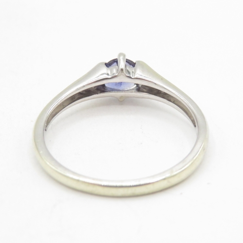 149 - 9ct white gold purple gemstone ring (2g) size N