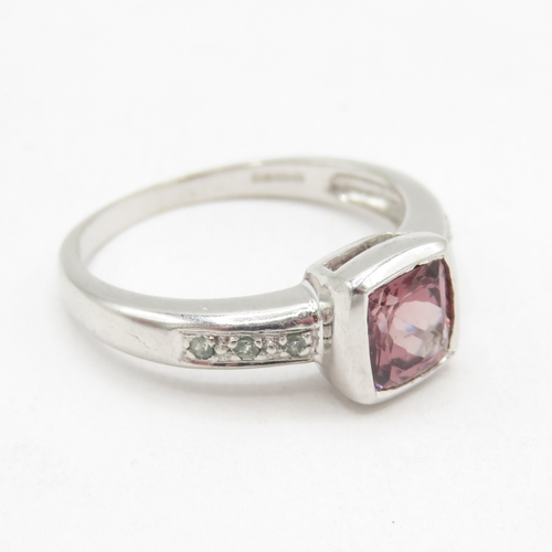 151 - 9ct white gold brown and white gemstone ring (2.9g) size