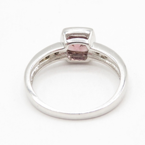 151 - 9ct white gold brown and white gemstone ring (2.9g) size