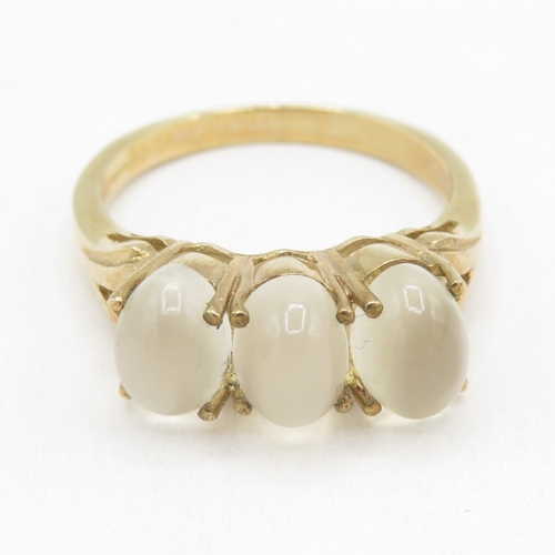 156 - 9ct gold three stone cabochon moonstone ring (3.6g) size O