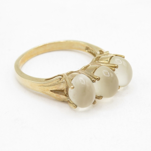 156 - 9ct gold three stone cabochon moonstone ring (3.6g) size O