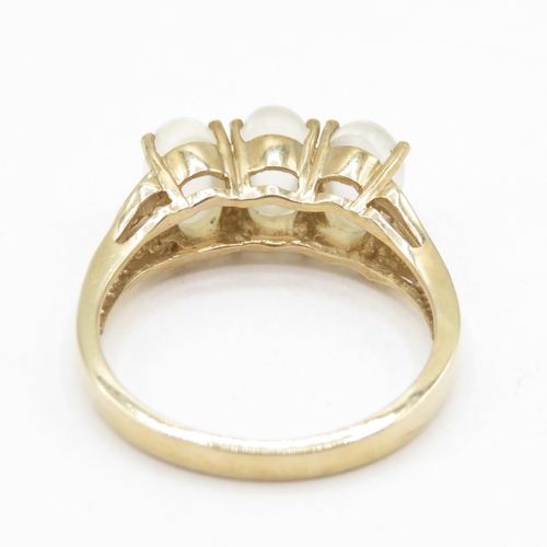 156 - 9ct gold three stone cabochon moonstone ring (3.6g) size O