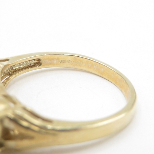 156 - 9ct gold three stone cabochon moonstone ring (3.6g) size O