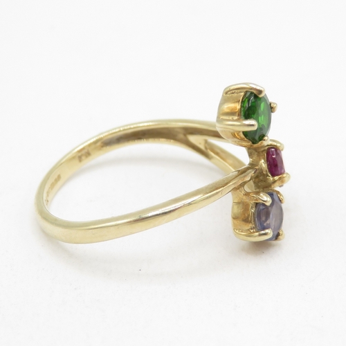 157 - 9ct gold pink, green and blue gemstone ring (2g) size M