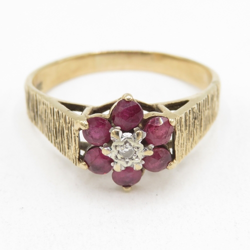 173 - 9ct gold ruby and diamond floral cluster ring (3.1g) size U