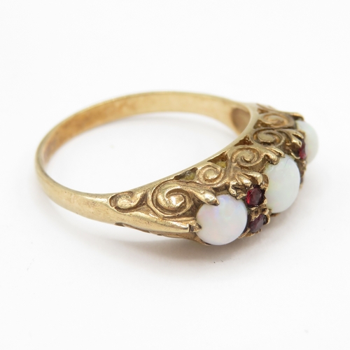 243 - Vintage 9ct gold opal and garnet ring (3.1g) size O