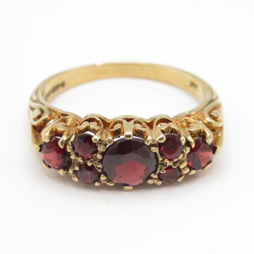 247 - 9ct gold garnet seven stone ring (3.6g) size R