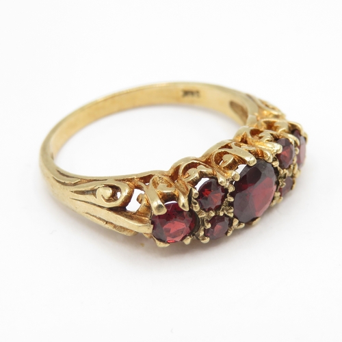 247 - 9ct gold garnet seven stone ring (3.6g) size R