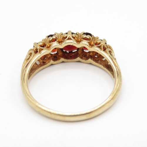 247 - 9ct gold garnet seven stone ring (3.6g) size R