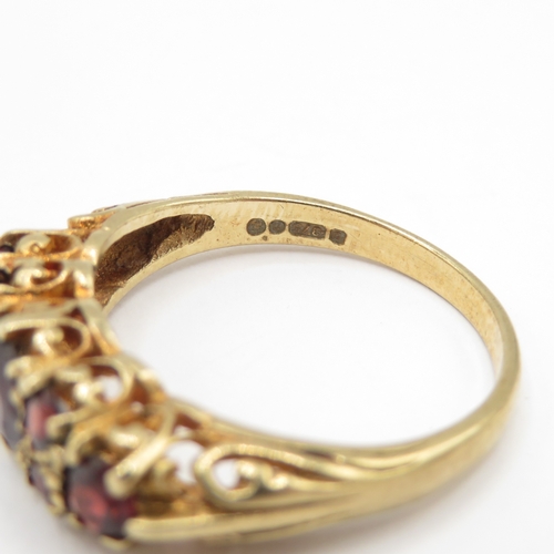 247 - 9ct gold garnet seven stone ring (3.6g) size R
