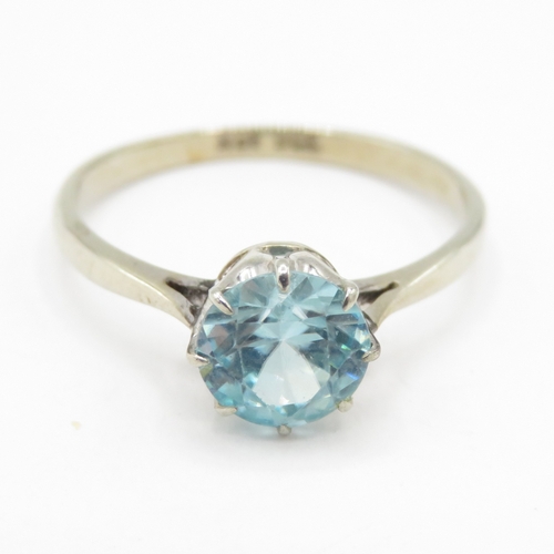 254 - 9ct gold blue topaz solitaire ring (1.3g) size K