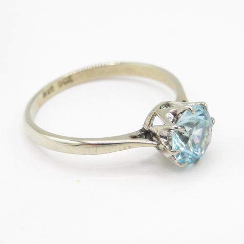 254 - 9ct gold blue topaz solitaire ring (1.3g) size K