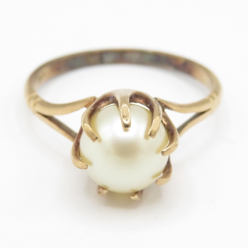 257 - 9ct gold claw set pearl ring (2.7g) size Q
