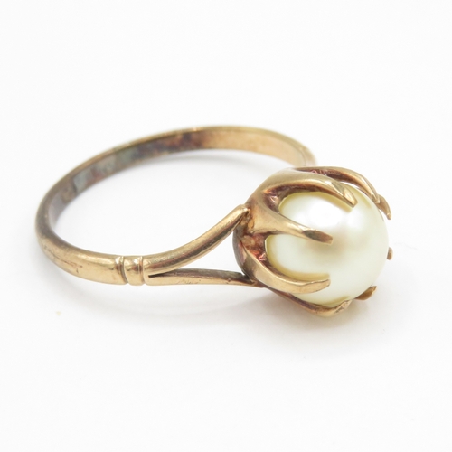 257 - 9ct gold claw set pearl ring (2.7g) size Q
