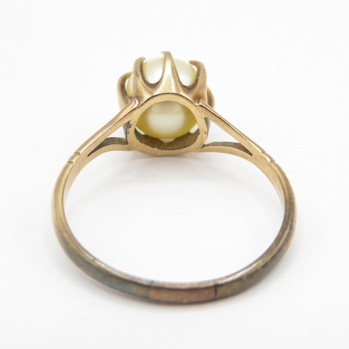257 - 9ct gold claw set pearl ring (2.7g) size Q