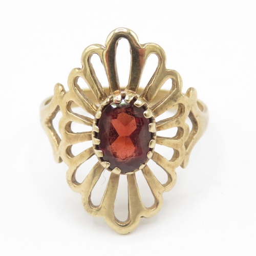 259 - 9ct gold garnet solitaire ring with decorative openwork floral setting (2.5g) size N