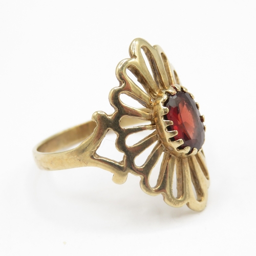 259 - 9ct gold garnet solitaire ring with decorative openwork floral setting (2.5g) size N