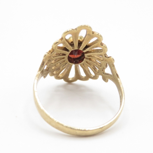259 - 9ct gold garnet solitaire ring with decorative openwork floral setting (2.5g) size N