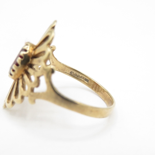 259 - 9ct gold garnet solitaire ring with decorative openwork floral setting (2.5g) size N