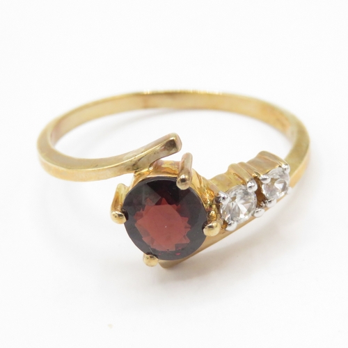 262 - 9ct gold bypass three gemstone ring (3g) size U