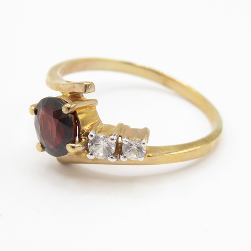 262 - 9ct gold bypass three gemstone ring (3g) size U