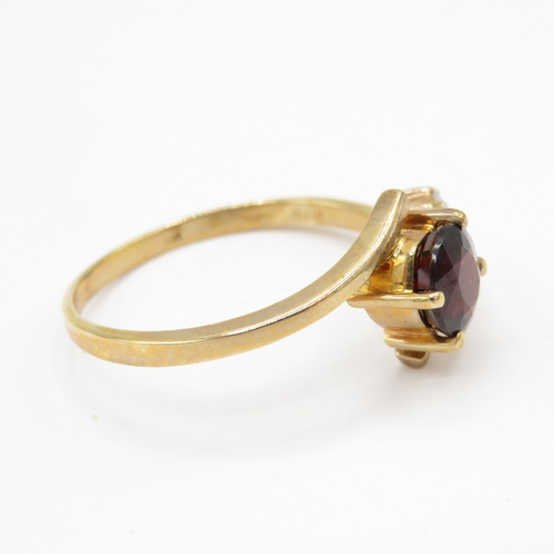 262 - 9ct gold bypass three gemstone ring (3g) size U