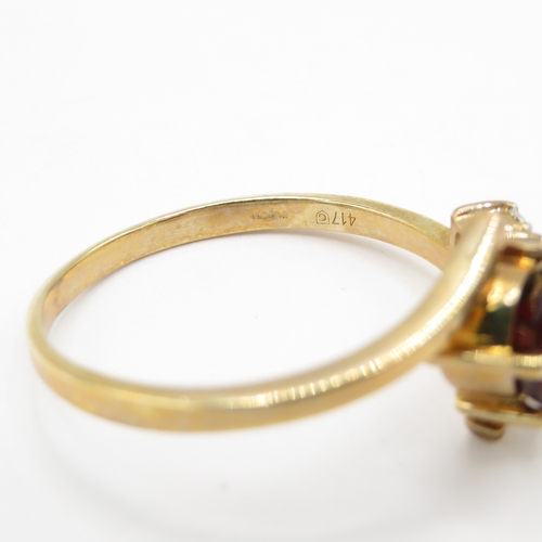 262 - 9ct gold bypass three gemstone ring (3g) size U