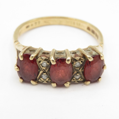 270 - 9ct gold garnet and diamond ring (2.8g) size O