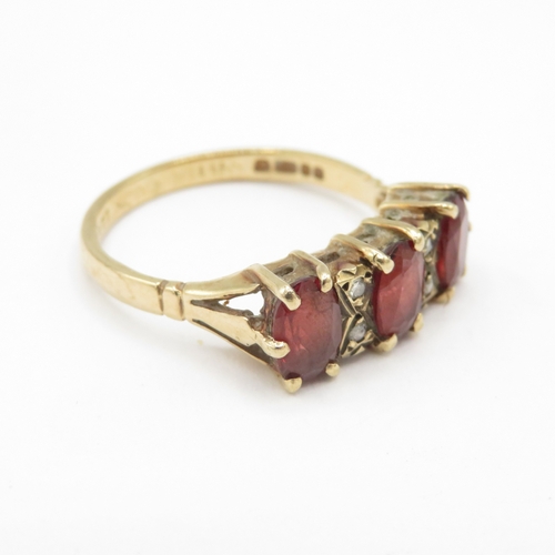 270 - 9ct gold garnet and diamond ring (2.8g) size O