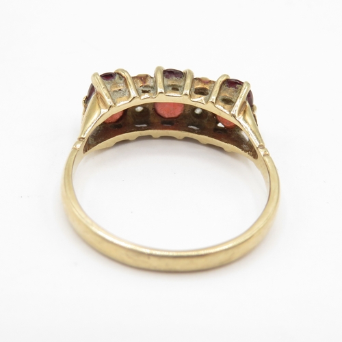 270 - 9ct gold garnet and diamond ring (2.8g) size O