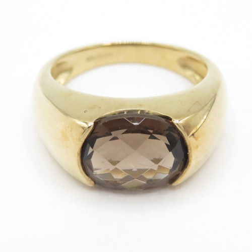 271 - 9ct gold rub over bezel smoky quartz ring (3.9g) size J 1/2