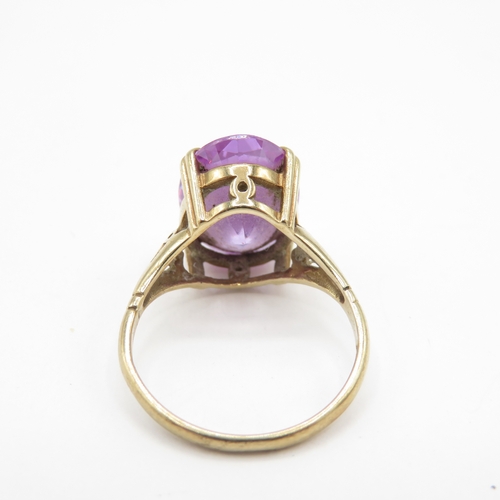 273 - 9ct gold purple gemstone dress ring (3.9g) size L