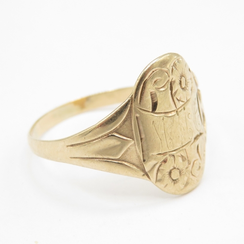 274 - 9ct gold signet ring with floral detail (2.2g) size P 1/2