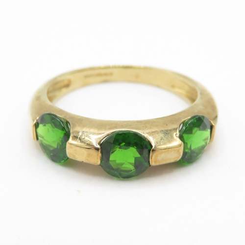 276 - 9ct gold three stone diopside ring (2.4g) size K