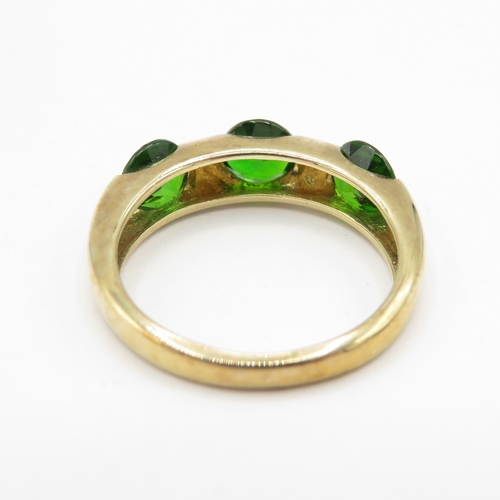 276 - 9ct gold three stone diopside ring (2.4g) size K