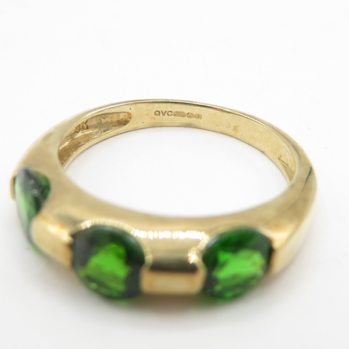 276 - 9ct gold three stone diopside ring (2.4g) size K