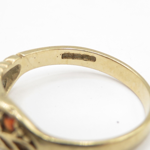 277 - 9ct gold garnet set ring - stone missing (2.8g) size P