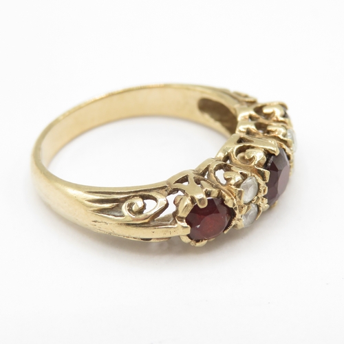 281 - 9ct gold garnet and white gemstone boat ring (3.9g) size P