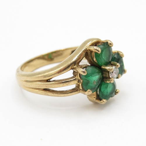 282 - 9ct gold green and white gemstone clover ring (3.9g) size M