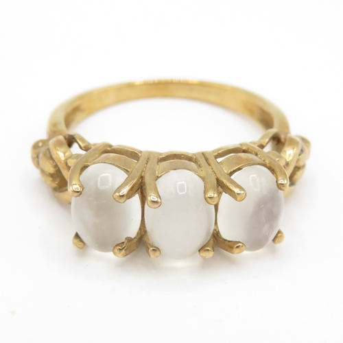 284 - 9ct gold three stone chrysoberyl ring (3.6g) size N