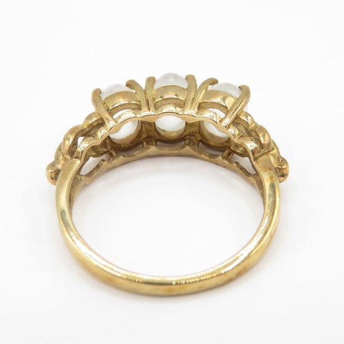 284 - 9ct gold three stone chrysoberyl ring (3.6g) size N