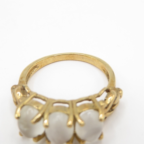 284 - 9ct gold three stone chrysoberyl ring (3.6g) size N