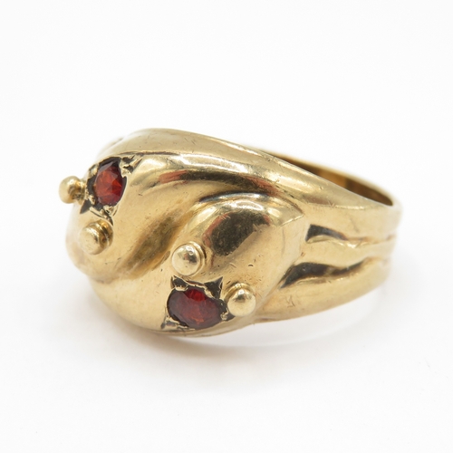 288 - Chunky vintage 9ct gold garnet set double snake ring (5.6g) size U
