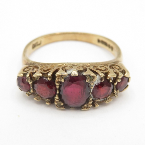 291 - 9ct gold garnet five stone boat ring (4g) size P