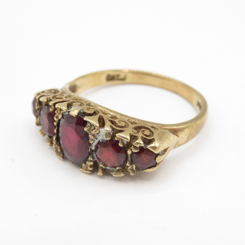 291 - 9ct gold garnet five stone boat ring (4g) size P